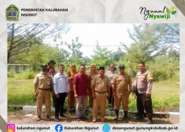 Dukung Ketahanan Pangan, Bhabinkamtibmas dan Pemkal Ngunut Dampingi Dinas Perikanan Pantau Budidaya 